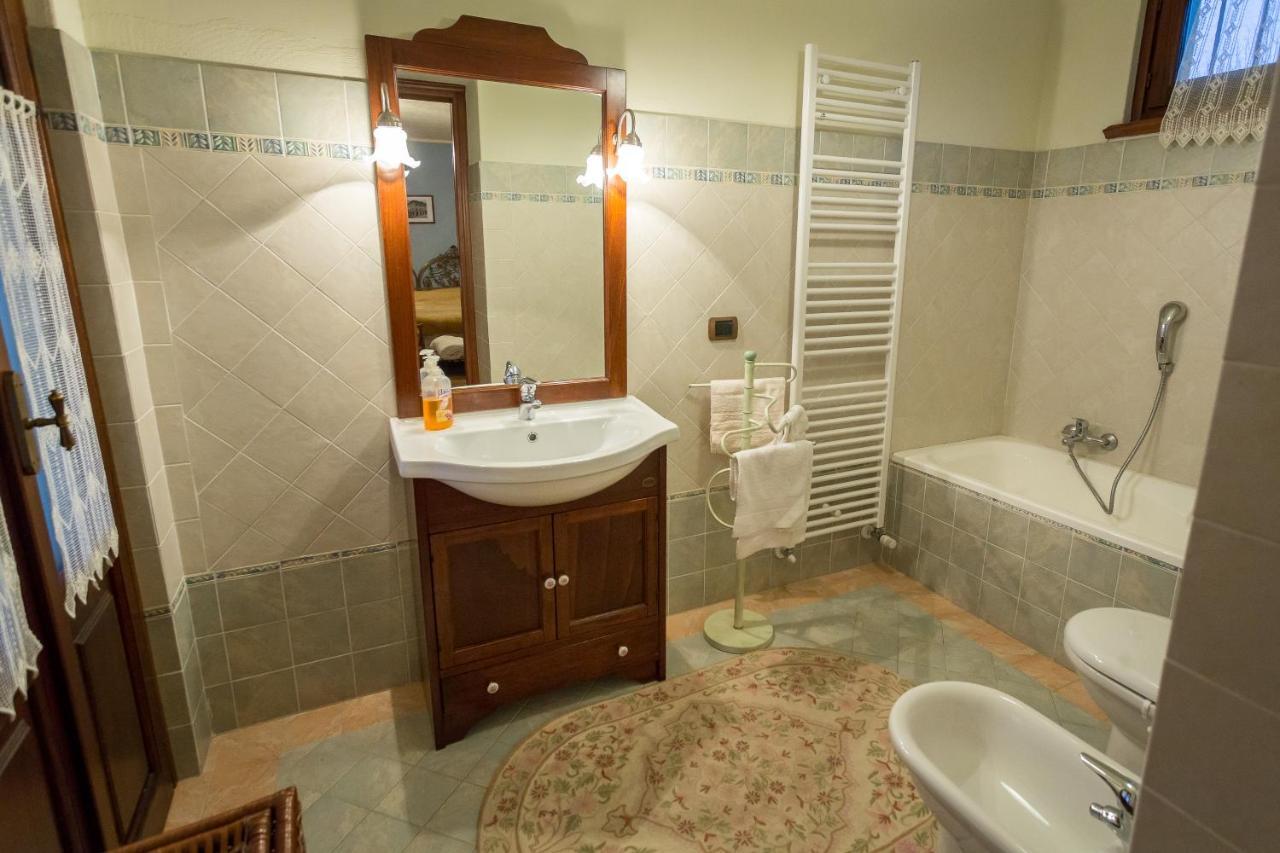 Maison d'hôtes Relax Nel Noccioleto à Novello Chambre photo